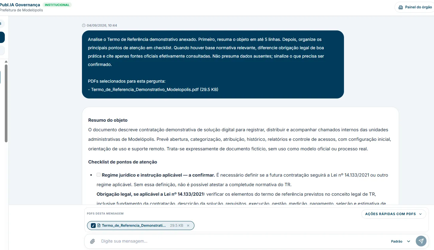 Tela da Publ.IA: pergunta sobre um termo de referência demonstrativo em PDF, com resumo do objeto e checklist de pontos de atenção na resposta.